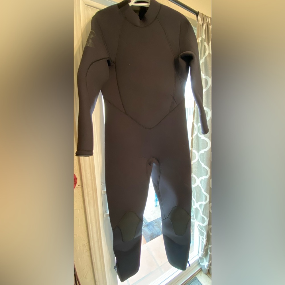 Xcel Men’s Wetsuit size Large. Never been used. In good condition.